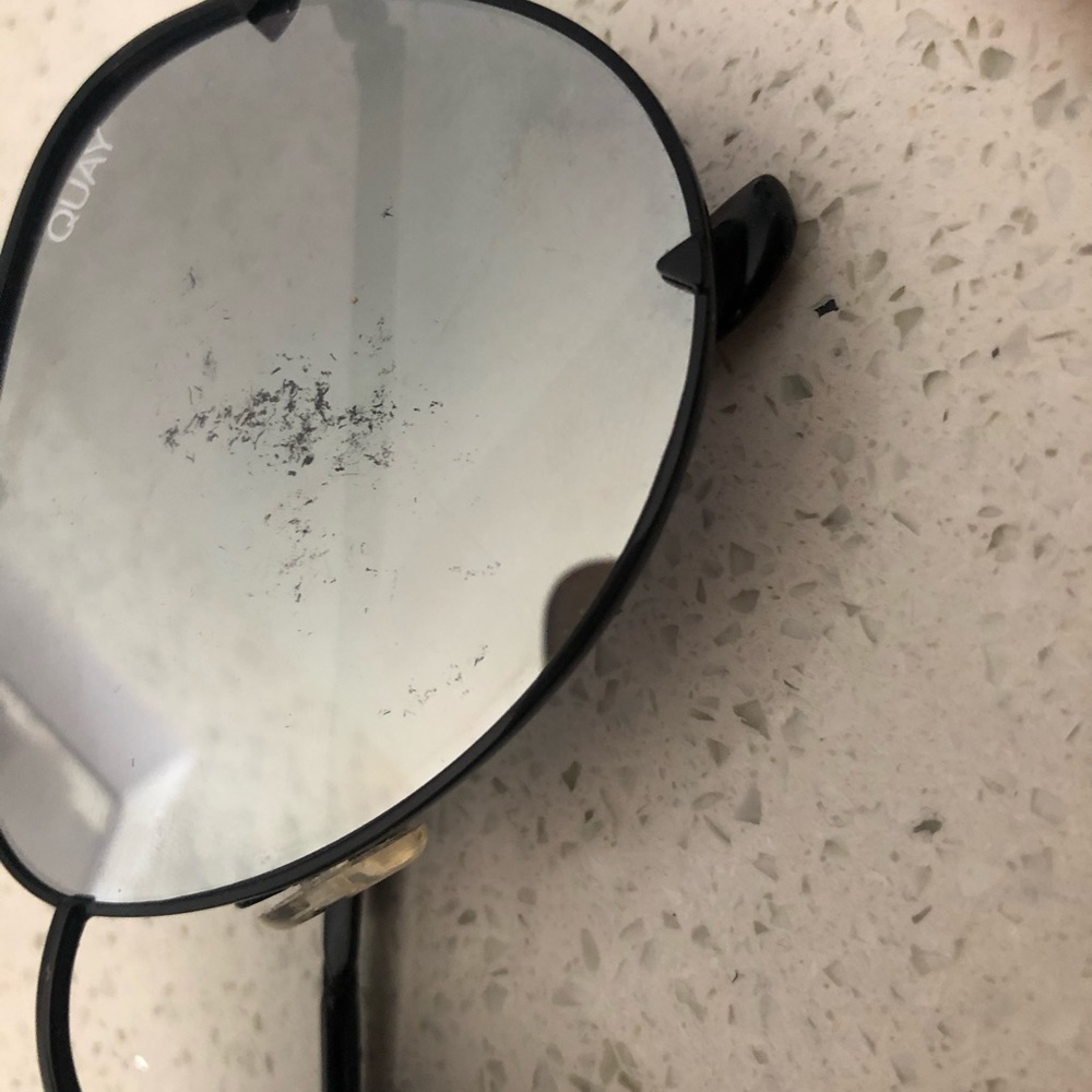 Quay high key silver/ black mirror sunglasses - Picture 5 of 5
